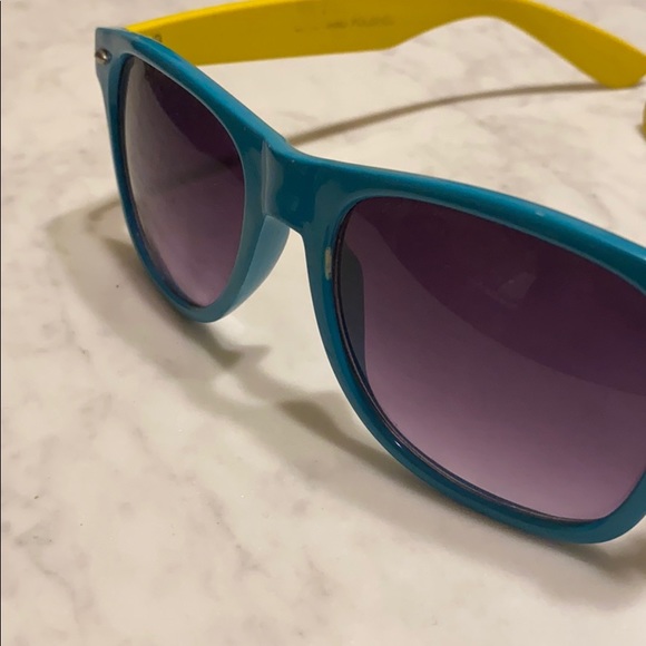 LAST CHANCE Wayfarer Sunglasses - Picture 4 of 5
